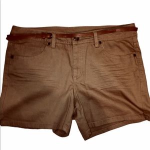 🩳 Brown shorts. 🩳 Size 14